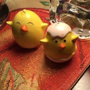 Baby chicks salt & pepper shakers